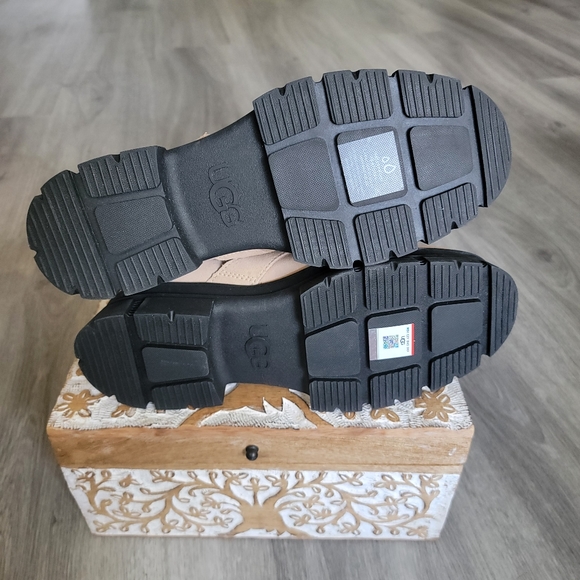 UGG Ashton Short Waterproof Boot - Picture 10 of 10